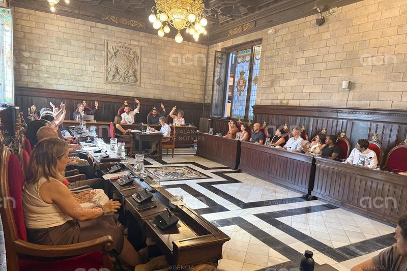 El govern municipal de Girona aprova el nou cartipàs amb l'abstenció del PSC i les crítiques de la resta de l'oposició
