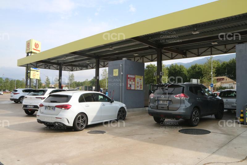 Omplir el dipòsit és 16,5 euros més car que fa un any per als cotxes dièsel i 7 euros més per als de gasolina