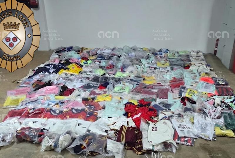 Un operatiu policial a Roses permet comissar més de 1.200 articles destinats al 'top manta'