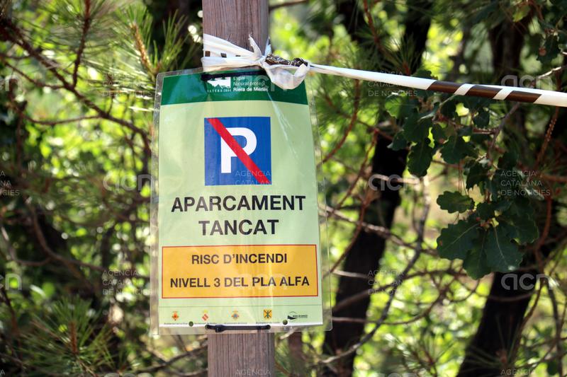 El risc extrem d'incendi obliga a tancar tots els aparcaments i mantenir prohibit el bany a la riera de Merlès