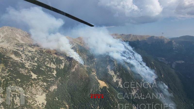 Els Bombers treballen en un incendi forestal a l'Alta Ribagorça que afecta unes 17 hectàrees