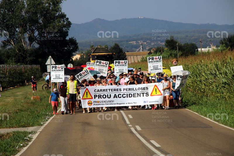 Unes 400 persones es manifesten a Serra de Daró per reclamar més seguretat a les carreteres del Baix Ter