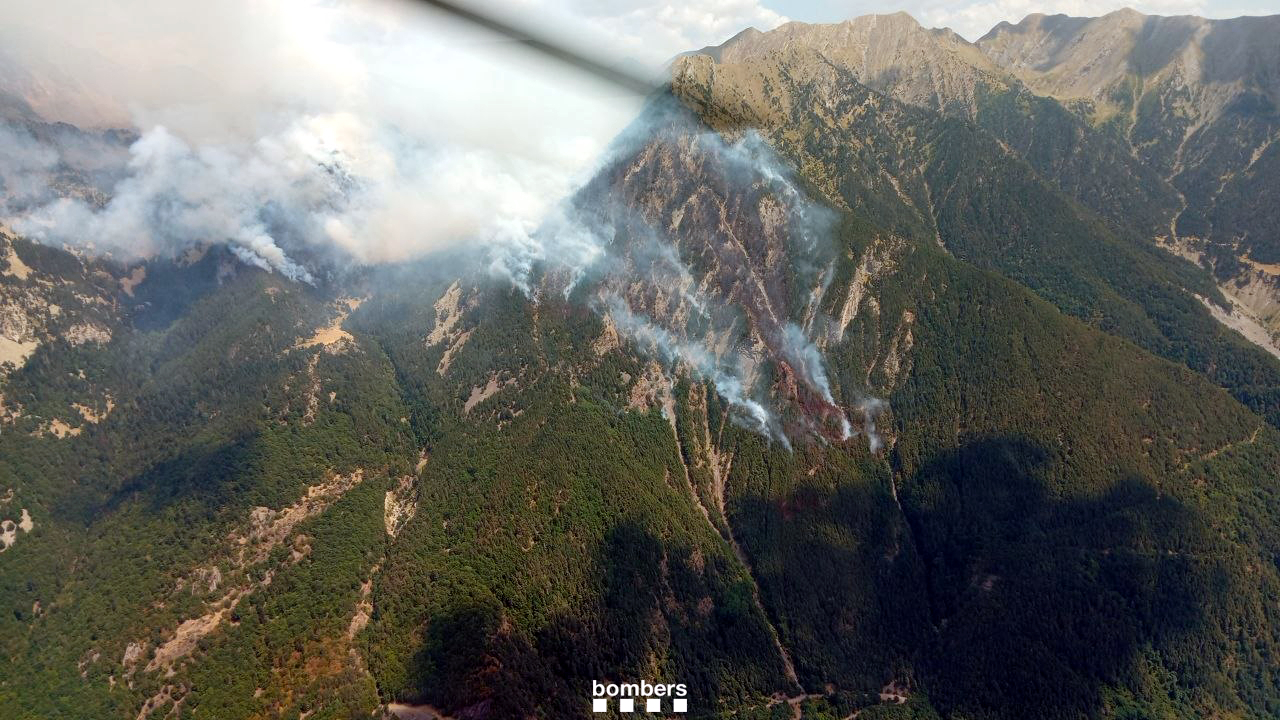 L'incendi de Senet, a l'Alta Ribagorça, continua actiu amb dos focus i una superfície afectada de 71 hectàrees