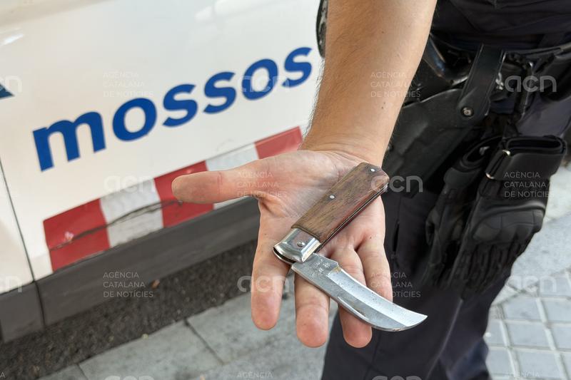 Els Mossos distribueixen 1.000 detectors de metall portàtils per reforçar els controls contra les armes blanques