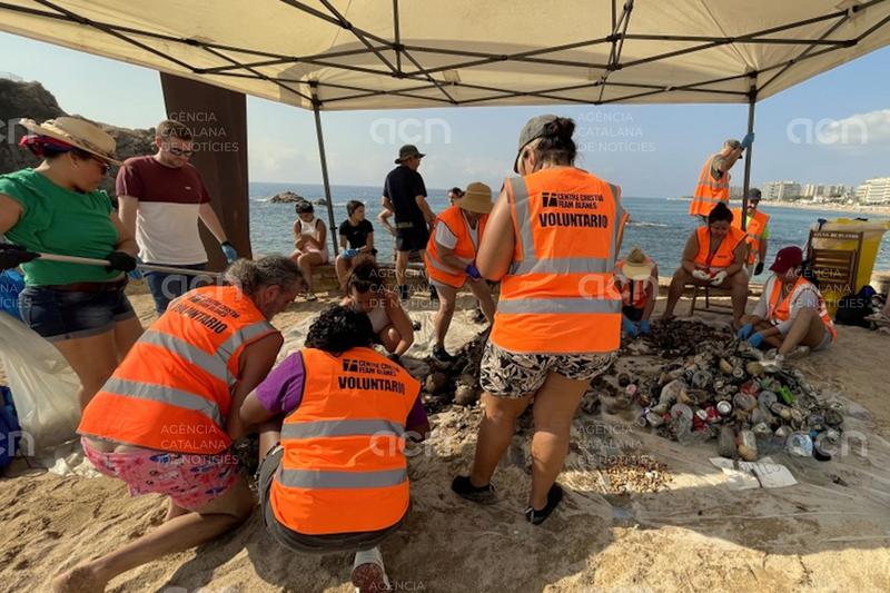 Blanes recull mitja tona de deixalles del fons del mar del concurs de focs celebrat la setmana passada