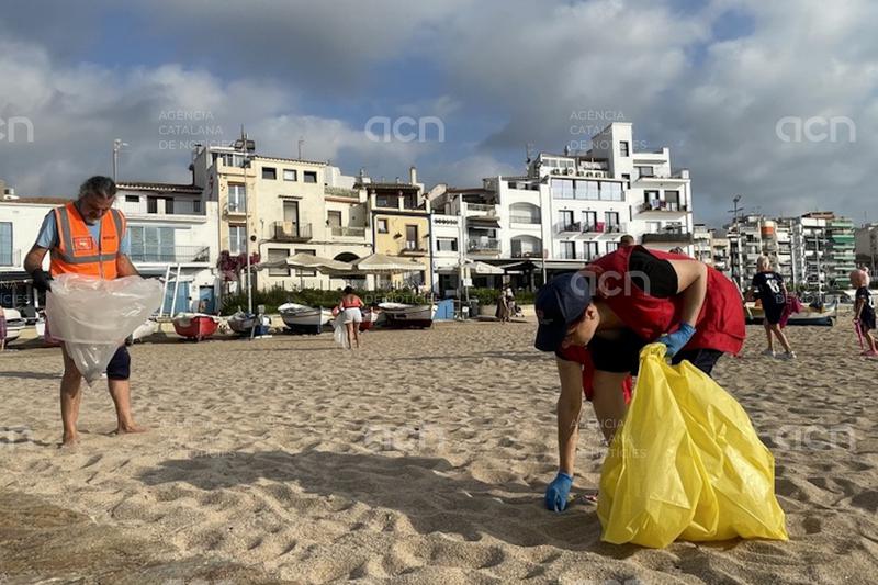 Recullen 300 kg de material pirotècnic del fons del mar a Blanes