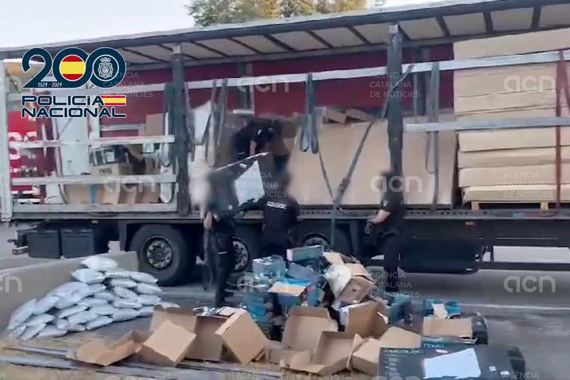 Troben un camió amb 60 kg de marihuana amagats entre electrodomèstics a la Jonquera