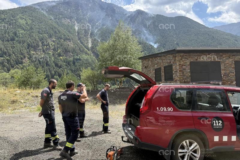 Els Bombers estabilitzen l'incendi de Senet, a l'Alta Ribagorça 