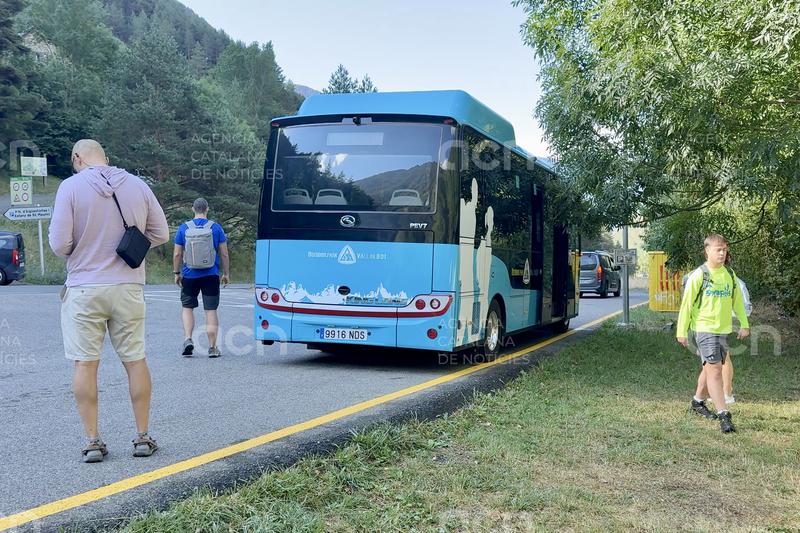 El Parc Nacional d'Aigüestortes compta amb un bus elèctric, un nou servei de transport públic a la zona de Cavallers