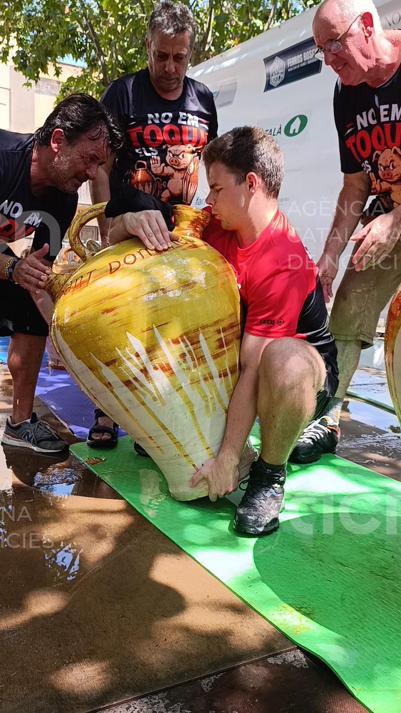 Argentona viu un entusiasta concurs d'aixecada de càntirs marcat per la calor i l'auge de participants