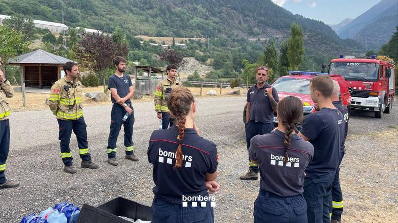 Els Bombers retiren els efectius terrestres de l'incendi de Senet per la inestabilitat meteorològica
