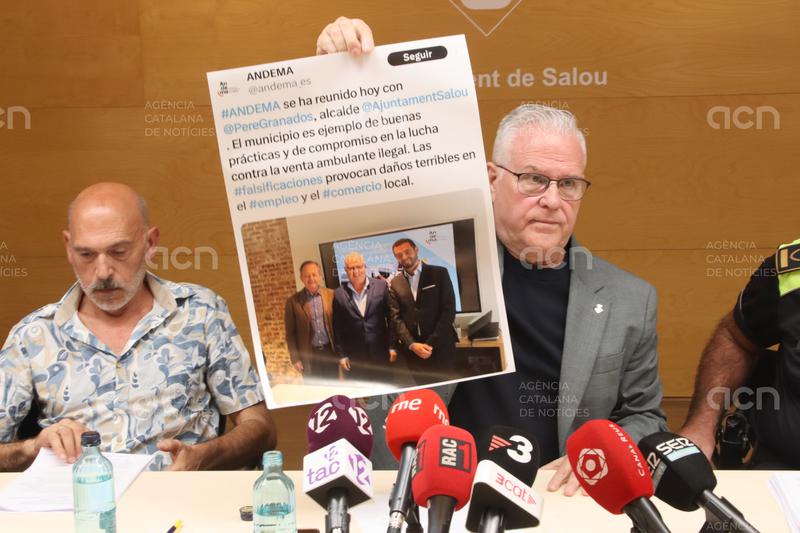 L'alcalde de Salou carrega contra l'Ajuntament de Cambrils i els Mossos d'Esquadra per la "tolerància" amb el top manta