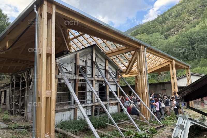 Una coberta protegeix l'hospital de cartró de la Vall Fosca per evitar-ne el deteriorament i facilitar-ne la restauració