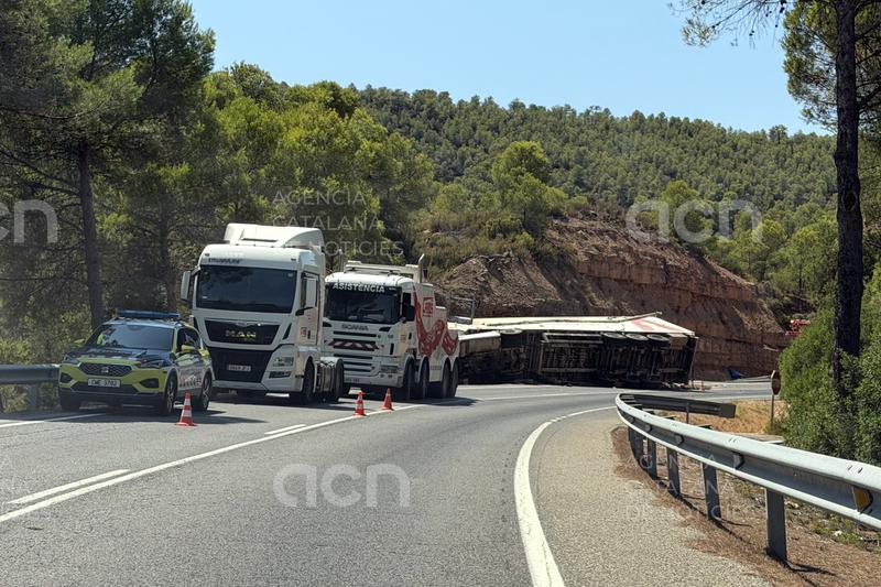 Bolca un camió a la C-12 a Maials sense deixar ferits