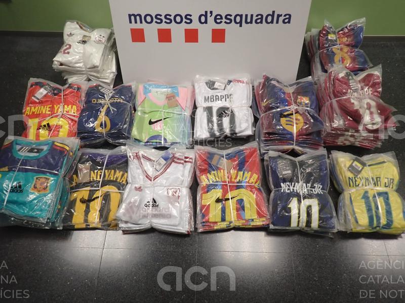 Detingut a Amposta un home amb més de 800 samarretes esportives falsificades