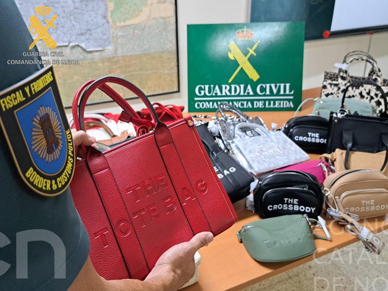 La Guàrdia Civil intervé 39 bosses falsificades valorades en més d'11.000 euros a la Seu d'Urgell