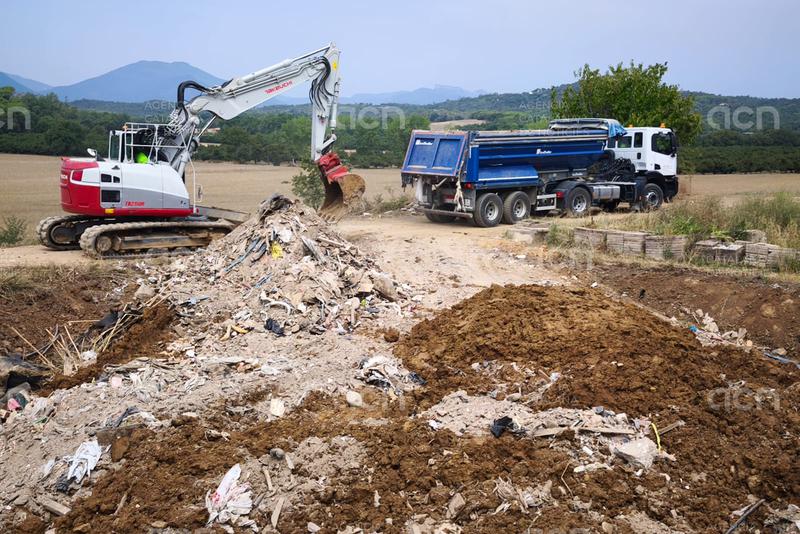 Denuncien el propietari d'una masia de Bescanó i una constructora per abocar 64 tones de runa en una bassa