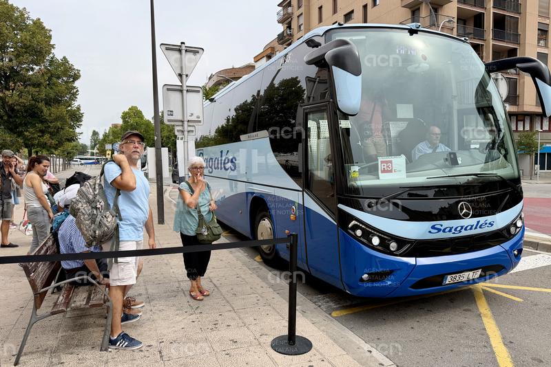 Un usuari de l'R3 sobre el reforç del servei per carretera: "El bus és resignació, però també és seguretat pels horaris"