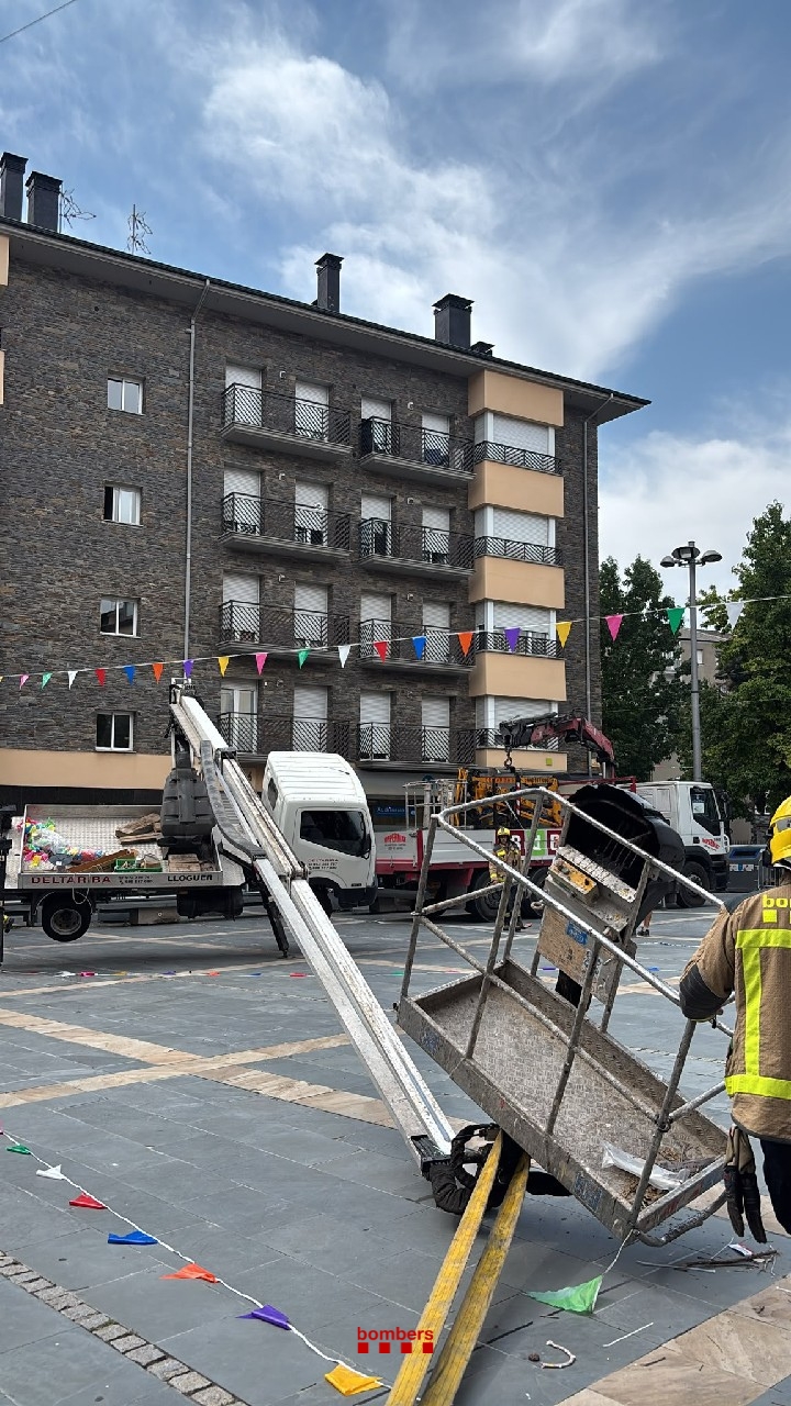 Bolca un camió amb cistella elevadora mentre uns operaris treballaven a la Seu d'Urgell