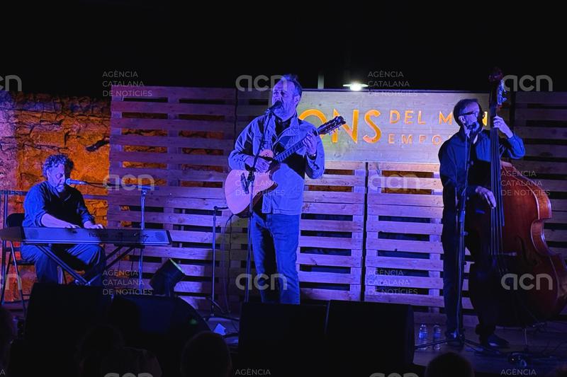 Sons del Món tanca la 19a edició amb un concert "íntim i proper" de Roger Mas al celler dels Aspres de Cantallops 