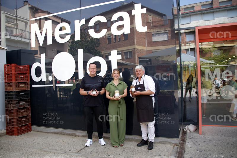 El mercat d'Olot transforma les minves de les parades en brous i salses per reduir el malbaratament alimentari
