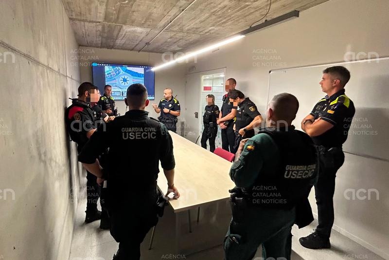 Dues persones detingudes, vuit denunciades i 93 identificades en un operatiu policial conjunt a Empuriabrava