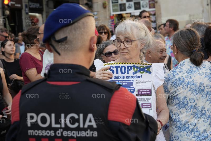 Els Mossos divideixen la plaça Sant Jaume per evitar el contacte entre antifeixistes i simpatitzants de Save Europe Act