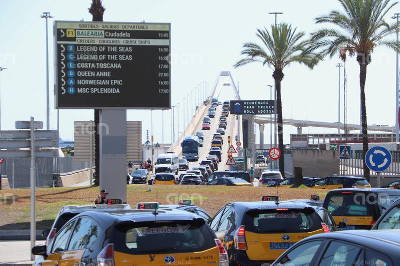 Taxistes denuncien embussos “descomunals” a l’accés a les terminals de creuers de Barcelona: “Hi ha qui perd el vaixell”