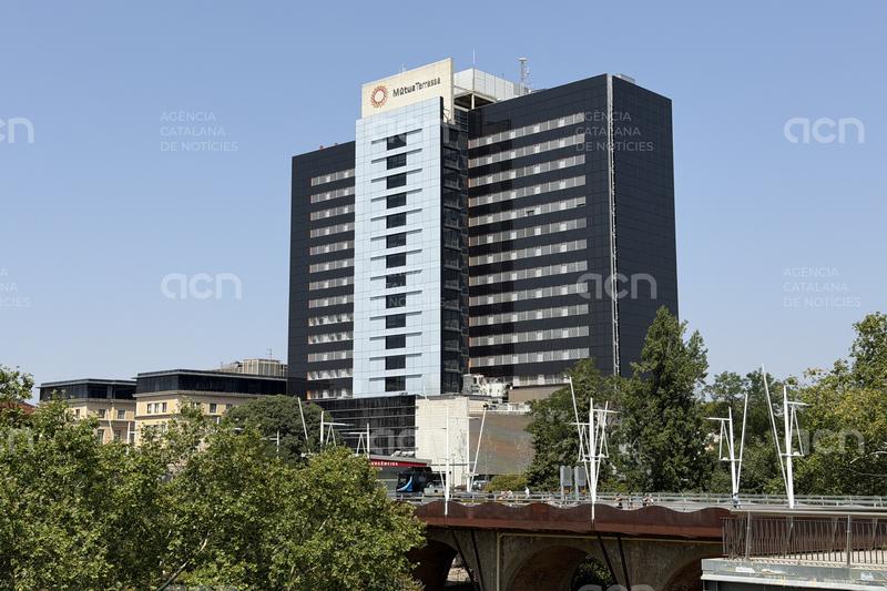 El consum energètic de l'edifici principal de MútuaTerrassa cau un 10% amb la instal·lació de plaques solars a la façana