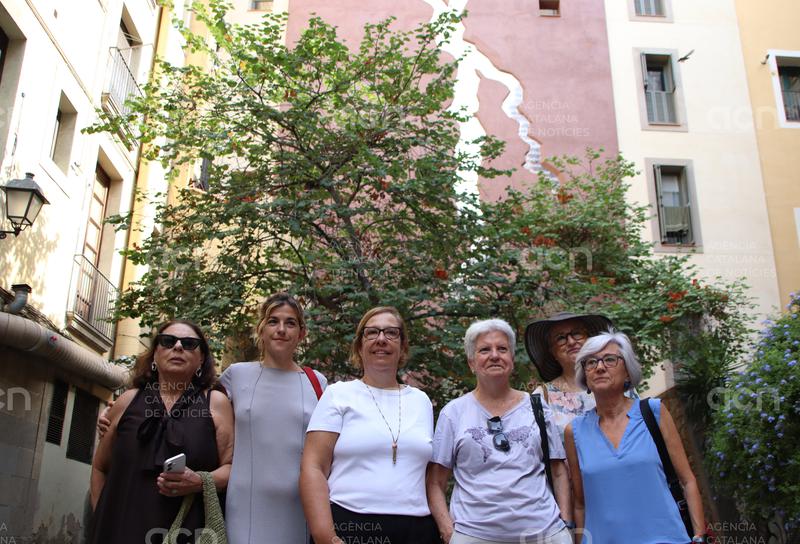 Barcelona recorda les víctimes de feminicidi amb una intervenció artística permanent al barri del Born
