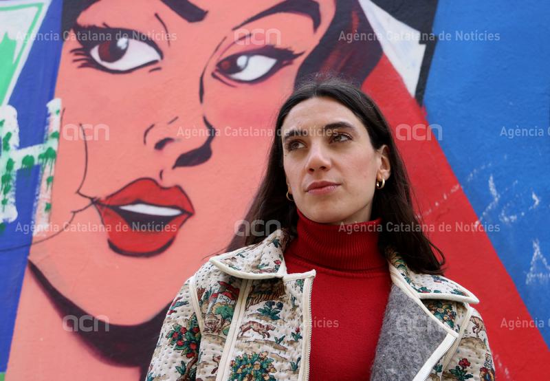 L'artista i poeta Juana Dolores es planteja deixar d'escriure en català