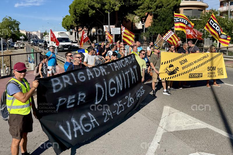 Treballadors en vaga de la brigada municipal de Pineda de Mar tallen l'N-II per reclamar millores salarials