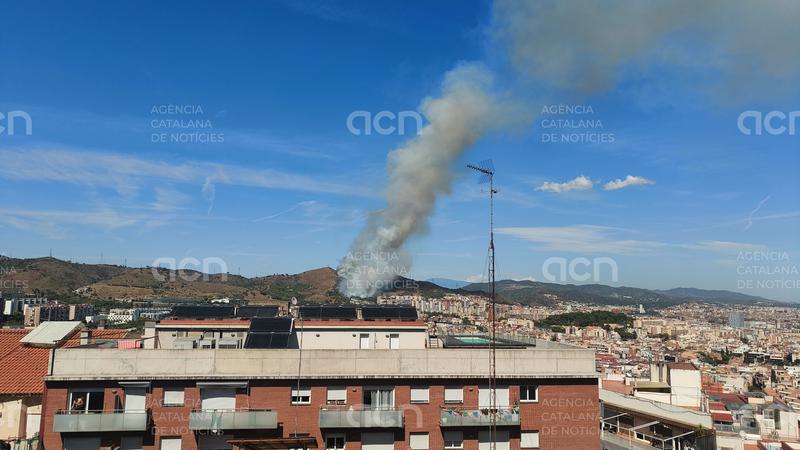 Desallotgen de forma preventiva una primera línia d’habitatges de Torre Baró per l’incendi de Collserola
