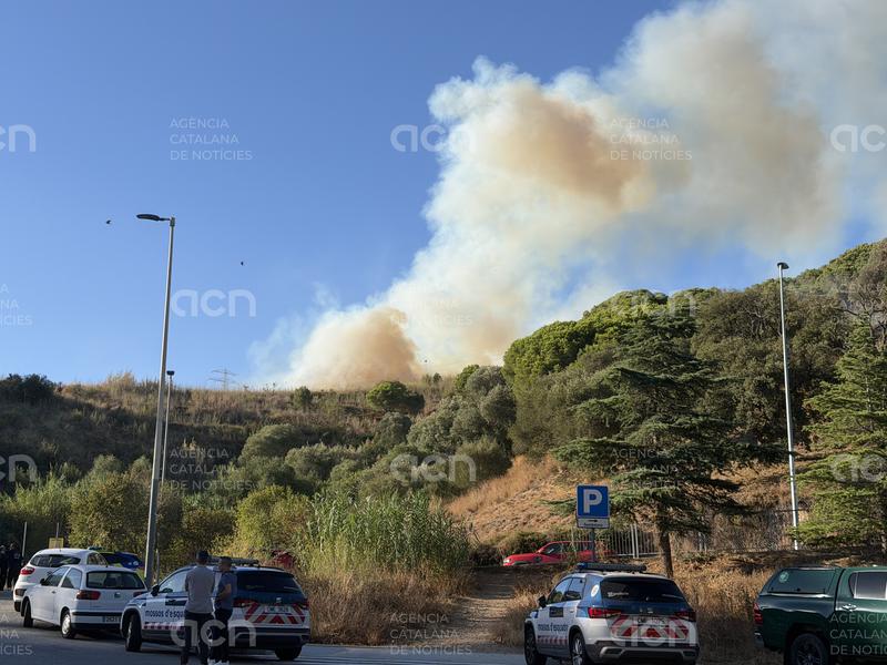 Estabilitzat l’incendi de Collserola després de cremar 45 hectàrees i aixecats els confinaments