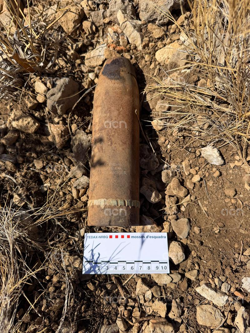 Els Mossos localitzen un projectil d’artilleria de la Guerra Civil amb càrrega explosiva al massís del Garraf