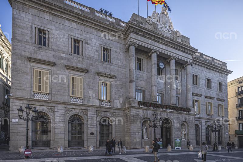 Junts, ERC i CUP carreguen contra el govern de Collboni per no sancionar comerços pel català