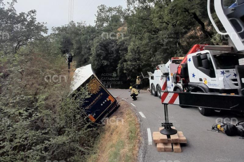 Es restableix la circulació a la BV-5224 a Sant Pere de Torelló després que un camió tallés la via en quedar travessat