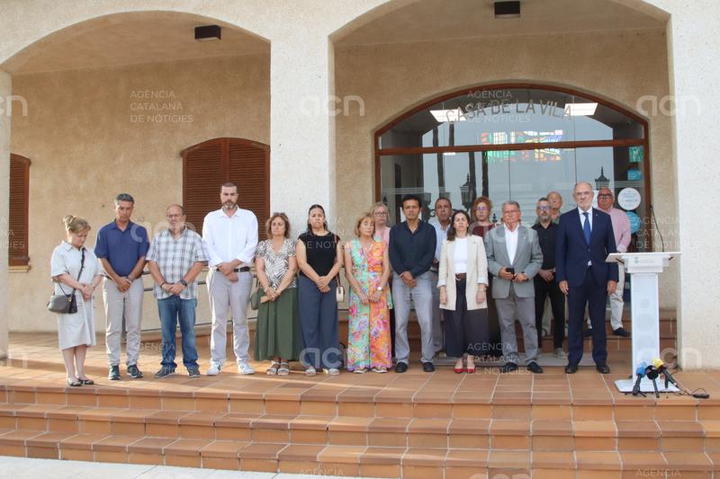 Unes desenes de persones recorden les víctimes dels aiguats de Roda de Berà en un minut de silenci