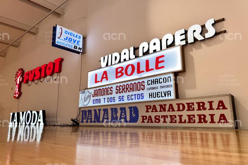 Un col·lectiu rescata rètols en perill a Sabadell: "Parlen d'una manera de ser de les ciutats que estem perdent"