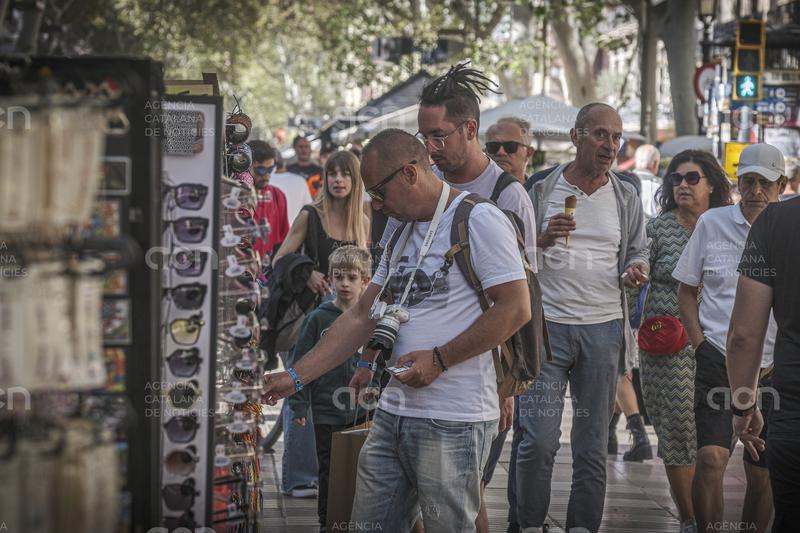 Barcelona Oberta avisa d'una "disminució generalitzada" de visitants i vendes als eixos comercials durant l'estiu