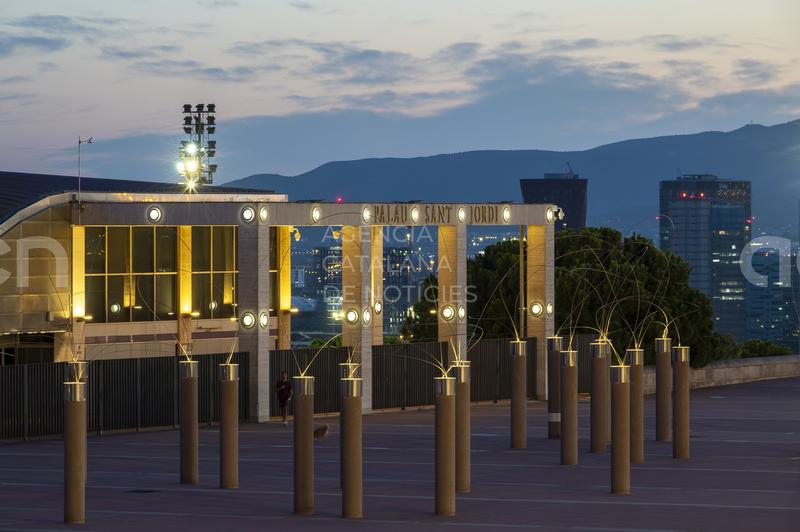La peça el 'bosc d’Aiko' creada amb motiu dels Jocs Olímpics del 92, torna a lluir il·luminada a l'Anella Olímpica