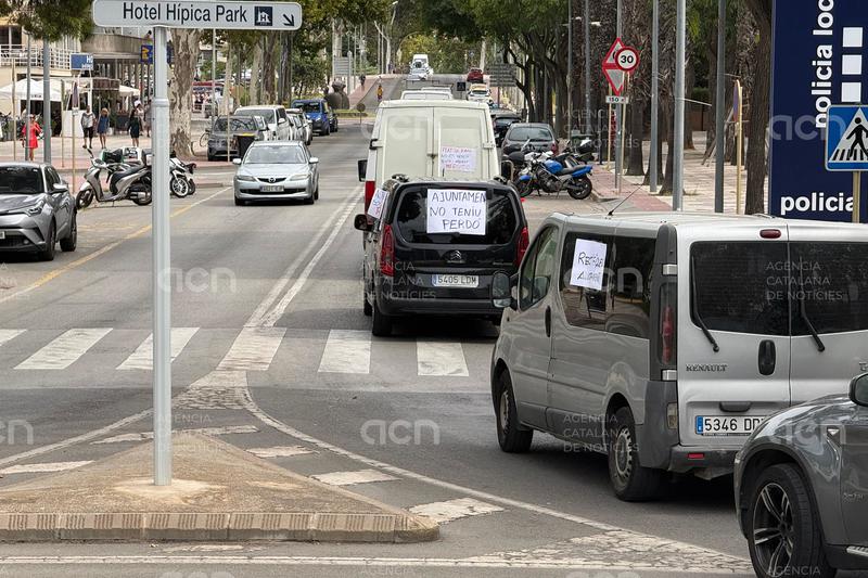 Els marxants de Platja d'Aro tornen a protestar per denunciar que l'Ajuntament "vol carregar-se legalment" el mercat
