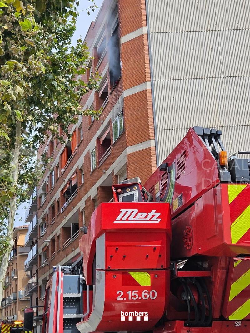 Un incendi crema per complet un habitatge de Lloret de Mar i obliga a evacuar diverses persones