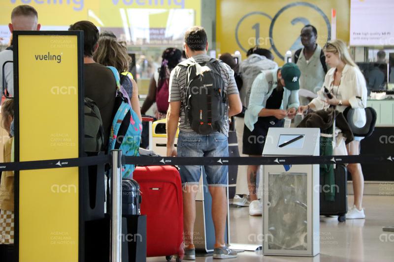 L'aeroport del Prat s'omple de viatgers que tornen d'unes vacances ara "més cares": "És qüestió d'organitzar-se"