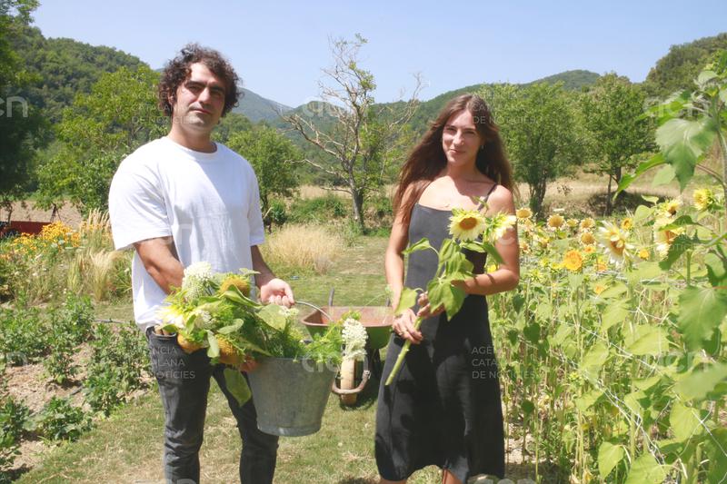 Obren a una masia aïllada de Beget un negoci de cultiu i disseny amb flors de temporada