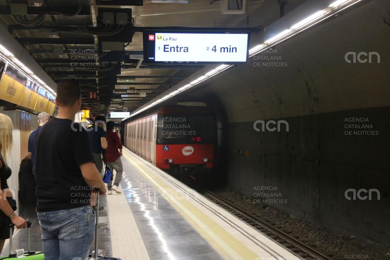 Els usuaris del metro celebren que l'estació de Verdaguer torni a estar operativa: "El passadís és molt més còmode"