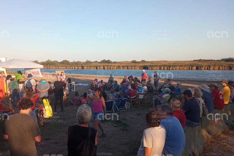 Un centenar de persones es concentren a la gola del Fluvià per reclamar-ne l'ús públic