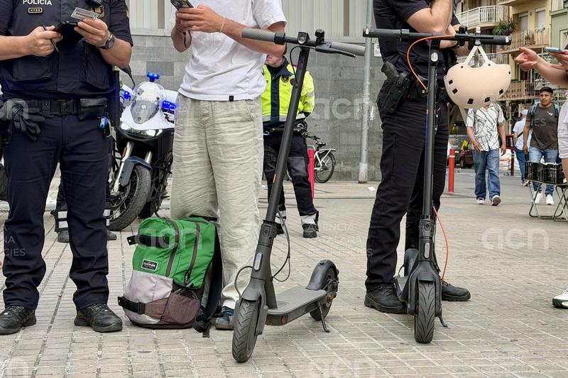 La Guàrdia Urbana de l'Hospitalet supera els 500 patinets elèctrics requisats, un 47,6% més que en tot l'any passat