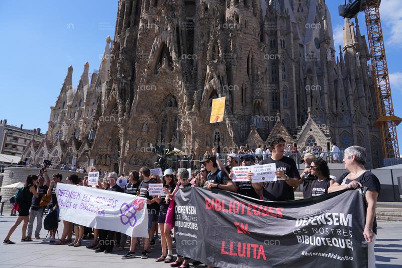 Una cinquantena de treballadors de les Biblioteques de Barcelona protesten per "l'immobilisme" de l'Ajuntament
