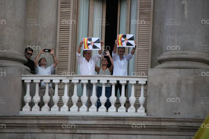 L'Ajuntament de Barcelona investigarà si Vox va vulnerar la normativa en exhibir des del balcó banderes de Ceuta